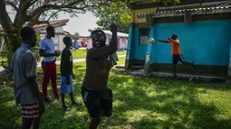 Seorang imigran Haiti merayakan golnya selama pertandingan di sebuah perkemahan yang digunakan untuk menampung sekelompok besar migran Haiti di Sierra Morena di provinsi Villa Clara Kuba, Kamis (26/5/2022). 800 warga Haiti yang berusaha mencapai Amerika Serikat malah berakhir di pantai Kuba tengah. (AP Photo/Ramon Espinosa)