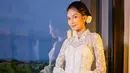Sebelum hari pernikahan, Mikha Tambayong kenakan kebaya Maluku putih dengan sentuhan modern. Dipadukan dengan kain tenun Tanimbar [@fadlan_indonesia]