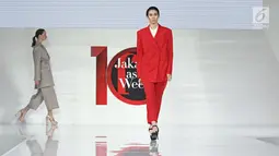 Model berjalan diatas catwalk membawakan rancangan Daily Mirror di Jakarta Fashion Week (JFW) 2018 di Senayan City, Jakarta, Selasa (25/10). Daily Mirror merupakan karya dari desainer Korea Selatan, Kim Ju Han. (Liputan6.com/Herman Zakharia)