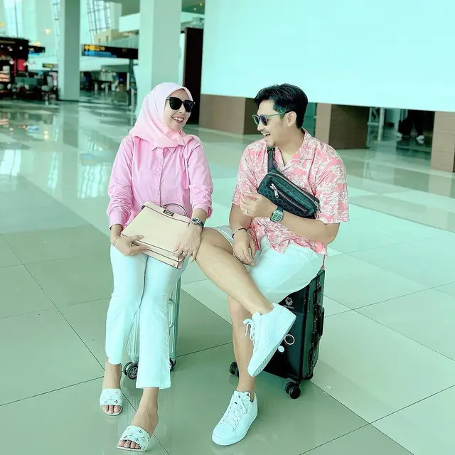 Potret Angga Wijaya Honeymoon Lagi dengan Istri, Berdua Tanpa Anak