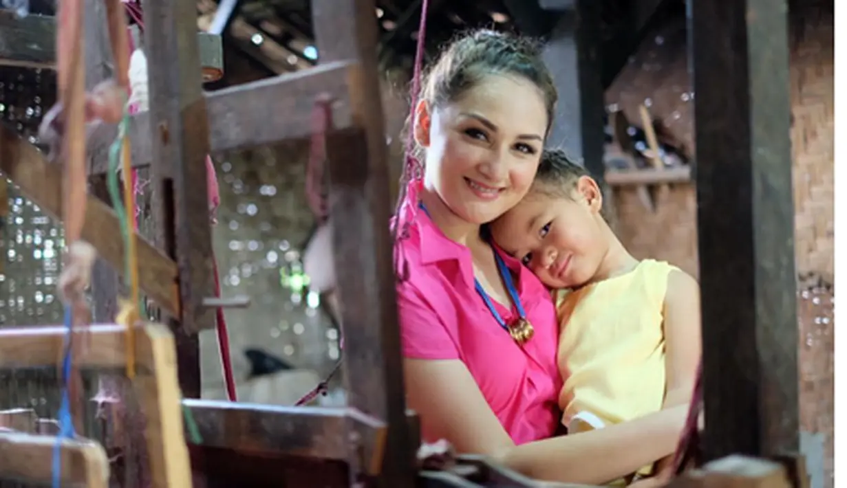 Selain belajar menenun, Mona dan putrinya juga belajar masak dengan menggunakan kayu. Istri  	Indra Brasco itu juga mendatangi proses pembuatan tempe dan gamelan. (via Instagram/monaratuliu)