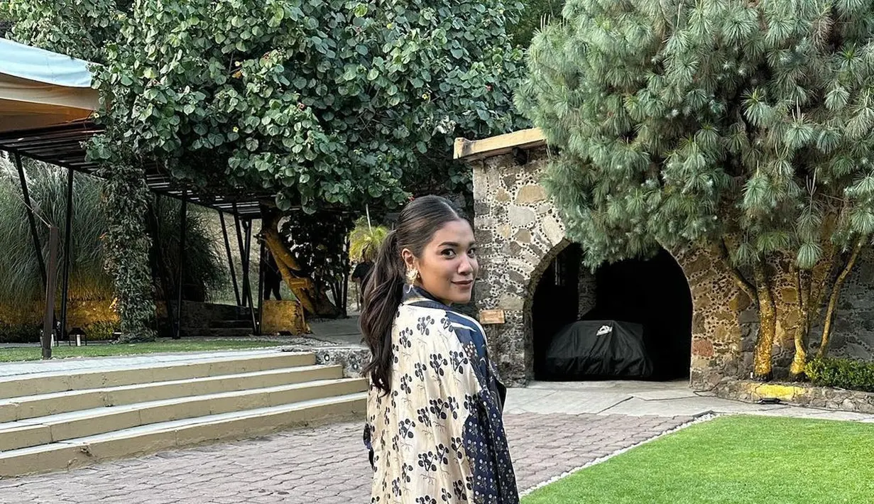 Franka Makarim tampil menawan mengenakan kaftan dua warna yang elegan, yakni navy dan cream. Penampilannya dipermanis dengan aksesori berupa anting. [@frankamakarim]