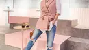 Sementara untuk tampilan semi formal, bisa sontek gaya Ririn Ekawati satu ini. Padukan vest warna pink dengan kemeja warna putih dan ripped jeans. (Instagram/ririnekawati).