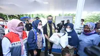 Staf Khusus III Kementerian BUMN Arya Mahendra Sinulingga hadir dalam kegiatan pembagian sembako murah bersama Vice President CSR & SMEPP Management Pertamina, Fajriyah Usman dan Wakil Walikota Cirebon Eti Herawati di Cirebon.