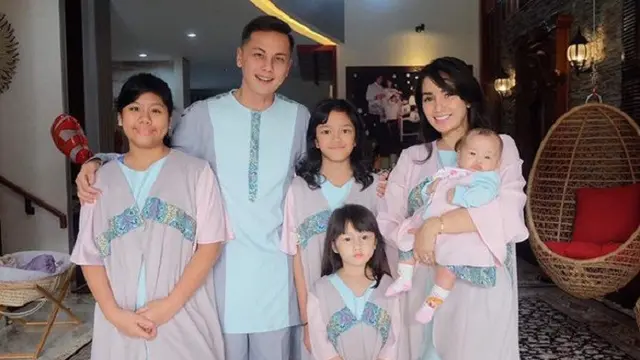 artis pakai baju lebaran kompakan dengan keluarga (Credit: Instagram/andhiiikapratama)