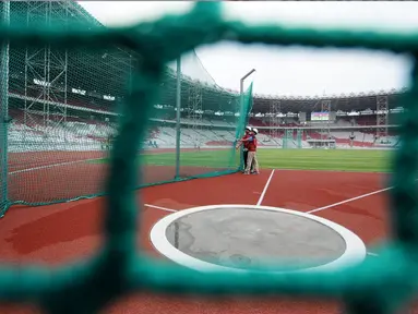 Pekerja mengecek jaring arena tolak peluru di Stadion Utama GBK, Jakarta, Selasa (3/10). Sejumlah pembangunan Infastruktur Asian Games dipastikan akan selesai sesuai dengan target pemerintah, yaitu akhir tahun 2017. (Liputan6.com/Helmi Fithriansyah)