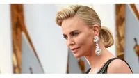 Besar dan gemerlapnya anting yang digunakan Charlize Theron pada Oscar 2017 menggemparkan media sosial.