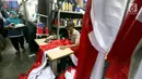 Seorang penjahit mengerjakan pesanan bendera merah putih di Pasar Senen, Jakarta, Selasa (9/8). Jelang peringatan HUT Republik Indonesia ke-72 para penjahit di Pasar Senen mengalami peningkatan pemesanan bendera merah putih. (Liputan6.com/Johan Tallo)