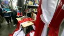 Seorang penjahit mengerjakan pesanan bendera merah putih di Pasar Senen, Jakarta, Selasa (9/8). Jelang peringatan HUT Republik Indonesia ke-72 para penjahit di Pasar Senen mengalami peningkatan pemesanan bendera merah putih. (Liputan6.com/Johan Tallo)