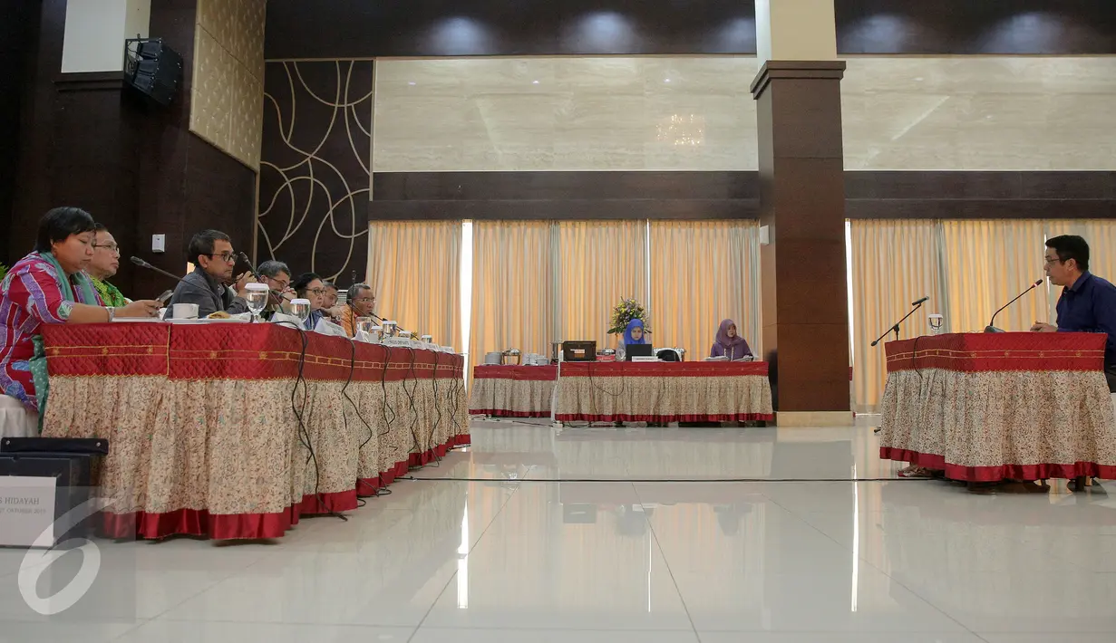 Pansel Calon Pimpinan Ombudsman RI (Pansel ORI) melakukan tes wawancara terbuka di Gedung Sektretariat Negara, Jakarta, Selasa (27/10). Pansel ORI hari ini memulai tes wawancara terhadap 36 kandidat hingga 30 Oktober 2015. (Liputan6.com/Faizal Fanani)