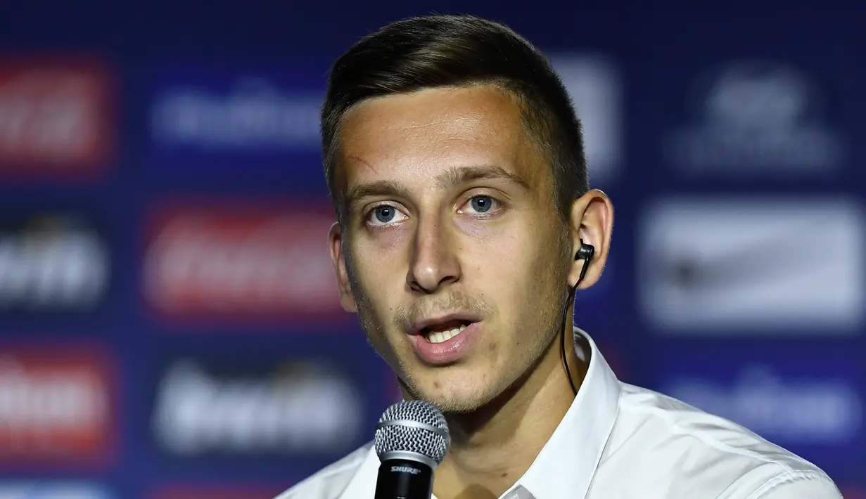 Penyerang baru Atletico Madrid,  Ivan Saponjic memberi keterangan kepada awak media selama pengenalan resmi dirinya di stadion Wanda Metropolitano di Madrid (12/7/2019). Ivan Saponjic dikontrak Atletico Madrid selama tiga musim. (AFP Photo/Oscar Del Pozo)
