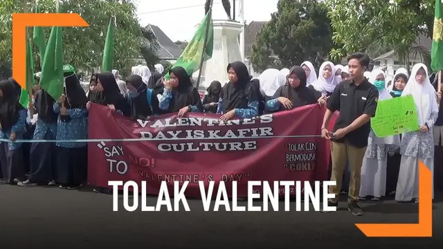 Ratusan pelajar di Majalengka demo turun ke jalan lantaran menolak perayaan Hari Valentine.