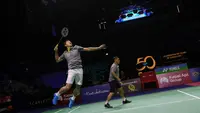 Legenda pebulu tangkis Indonesia, Taufik Hidayat (kiri) dan Sekjen PBSI, Fadil Imran bertanding dalam acara peringatan 50 tahun kerjasama antara Yonex dan PBSI di Istora Senayan, Jakarta, Sabtu (18/06/2022). (Bola.com/Bagaskara Lazuardi)