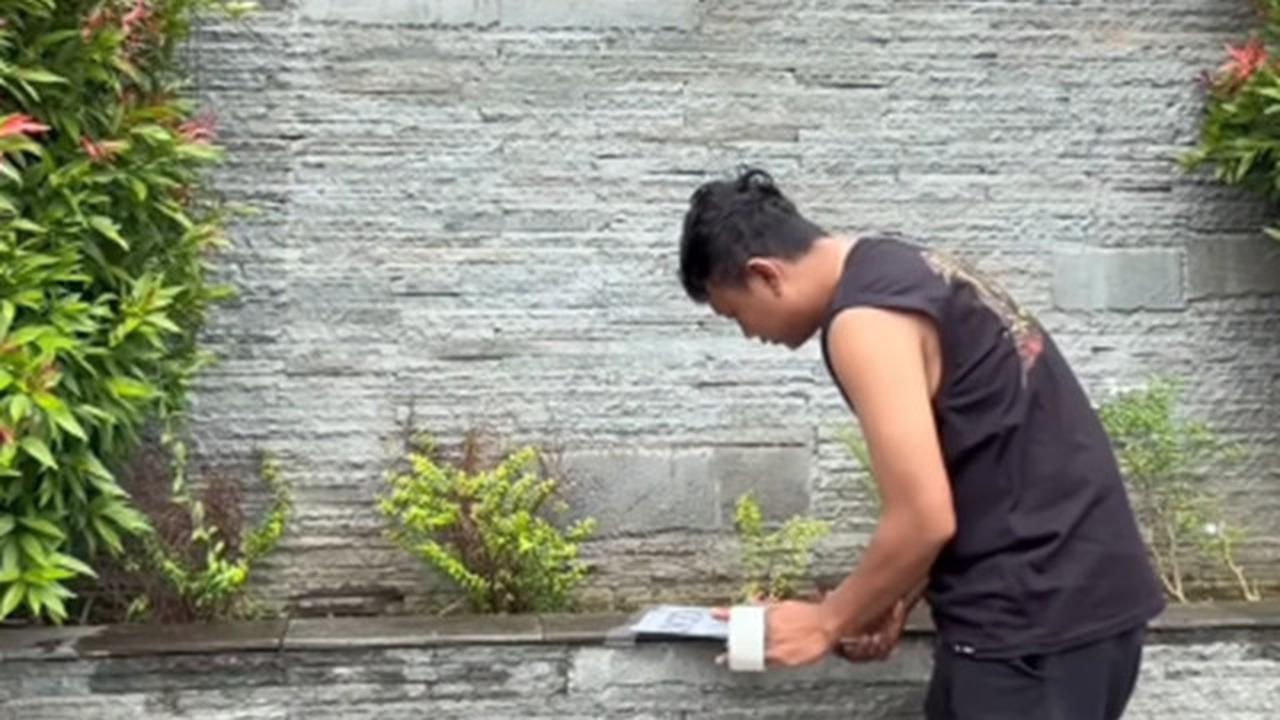 7 Potret Rumah Denny Caknan di Ngawi, Elegan dengan Batu Alam dan Tanaman