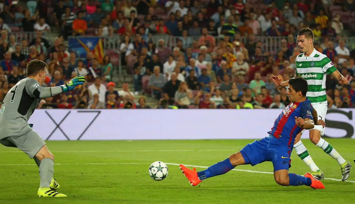 Proses terjadinya gol ketujuh Barcelona ke gawang Celtic yang dicetak oleh Luis Suarez. Dua gol yang dicetak pemain Uruguay ini terjadi pada babak kedua. (Reuters/Paul Hana)