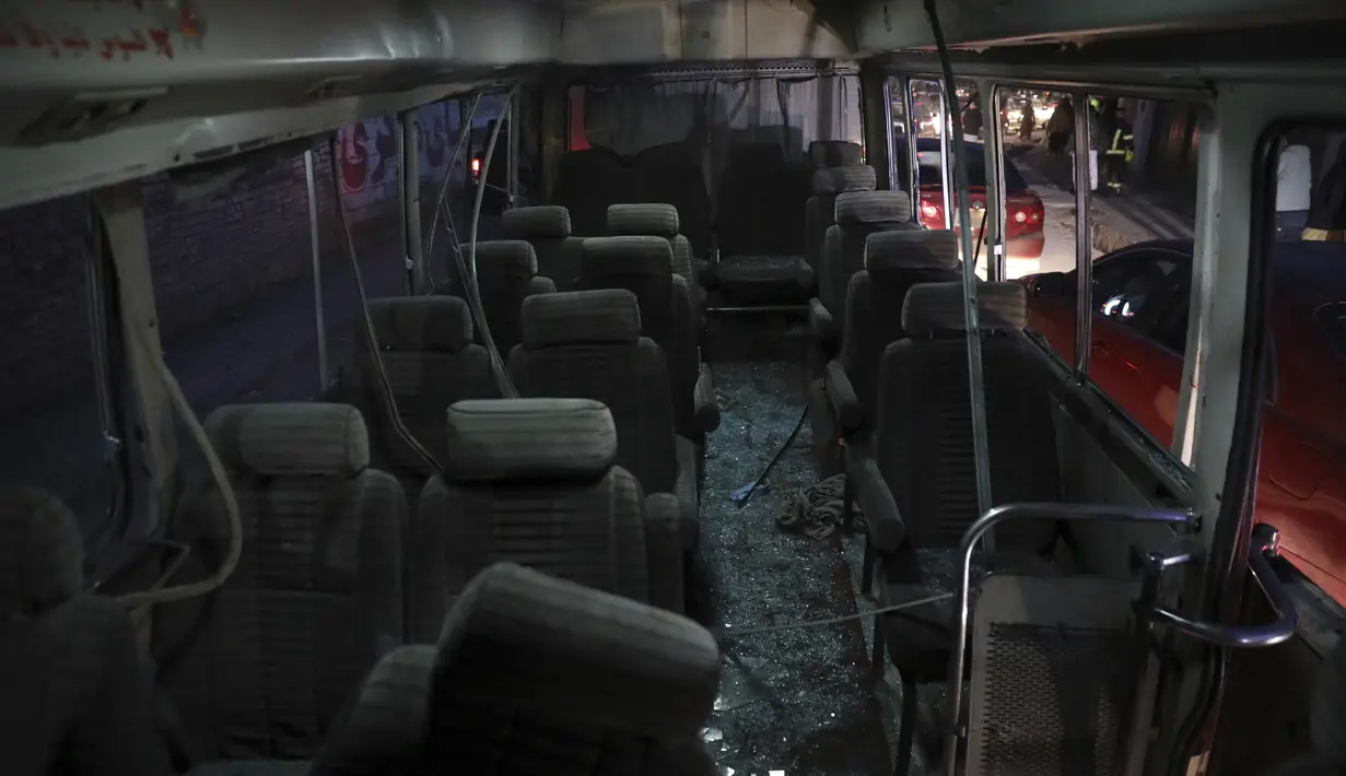 Pecahan kaca mengotori bagian dalam bus mini setelah serangan bom di Kabul, Afghanistan (28/12/2020). (AP Photo/Rahmat Gul)
