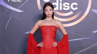 Jennie BLACKPINK Tampil Memukau di Golden Disc Awards dengan Gaun Merah, Rahasia Bentuk Tubuhnya Lewat Pilates