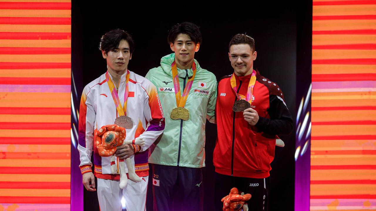FOTO: Aksi Daiki Hashimoto Cetak Hattrick Emas di Kejuaraan Dunia Gimnastik Jakarta