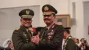 Jenderal TNI Gatot Nurmantyo melakukan salam komando dengan Wakil Kepala Polri Komjen Budi Gunawan usai acara pelantikan Sutiyoso sebagai kepala BIN yang baru di Istana Negara, Jakarta. Rabu (8/7/2015). (Liputan6.com/Faizal Fanani)