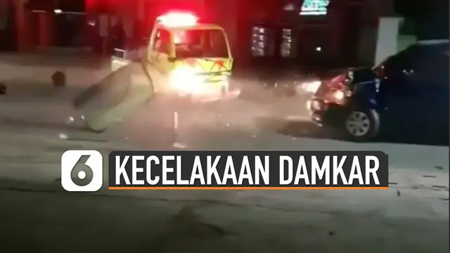 Video insiden kecelakaan mobil damkar saat sedang bertugas viral di media sosial.