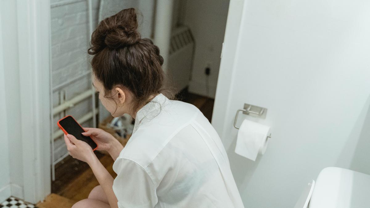 Bahaya Tersembunyi Bawa Smartphone ke Toilet: Ini 5 Alasan Kamu Harus Berhenti