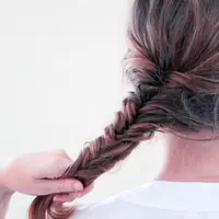 Rambut panjangmu akan terlihat cantik bila mencoba kepang model ini.