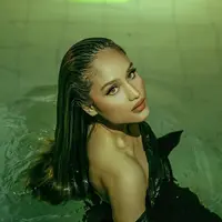 Super flawless, begini tampilan dressy aktris blasteran Jerman yang memikat. (Sumber foto: claurakiehl/instagram)