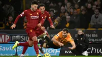 Pemain Liverpool Alex Oxlade-Chamberlain (kiri) menggiring bola melewati pemain Wolverhampton Wanderers Jonny pada pertandingan Liga Inggris di Molineux Stadium, Wolverhampton, Inggris, Kamis (23/1/2020). Liverpool menang 2-1. (AP Photo/Rui Vieira)