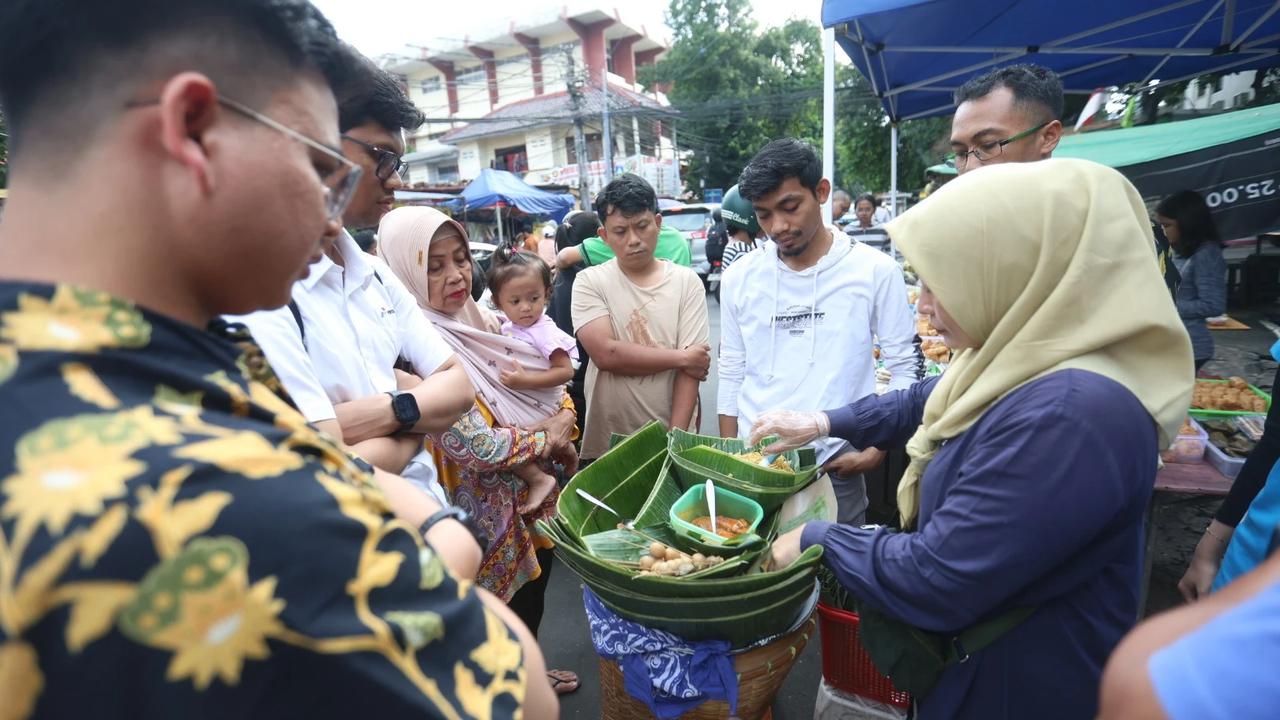 FOTO: Ramai Warga Kwitang Berburu Takjil di Hari Keenam Ramadan 1447 H