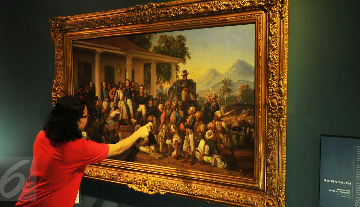 Pengunjung memperhatikan lukisan karya Raden Saleh berjudul Penangkapan Pangeran Diponegoro tahun 1857 yang dipamerkan di Galeri Nasional, Jakarta, Senin (1/8). (Liputan6.com/Gempur M Surya)