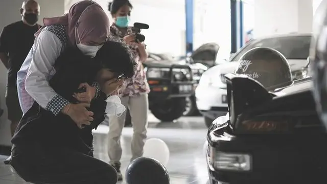 Momen Cinta Kuya Dapat Hadiah Mobil Sport Klasik. (Sumber: Instagram.com/astridkuya)