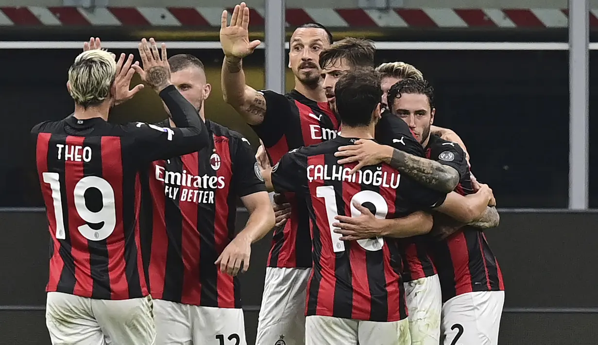 Penyerang AC Milan, Zlatan Ibrahimovic, merayakan gol yang dicetaknya ke gawang Bologna pada laga Liga Italia di Stadion San Siro, Selasa (22/9/2020) dini hari WIB. AC Milan menang 2-0 atas Bologna. (AFP/Miguel Medina)
