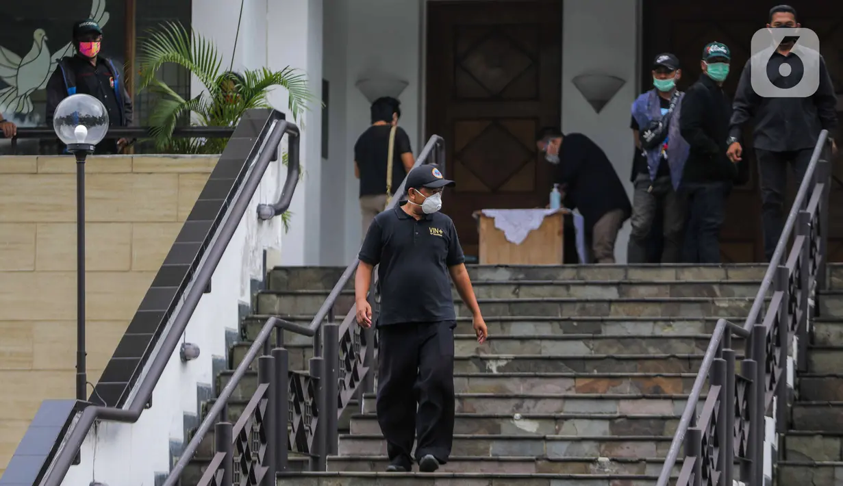 Suasana pelayat pelepasan jenazah Glenn Fredly di Gereja Sumber Kasih, Lebak Bulus, Jakarta, Kamis (9/4/2020). Glenn Fredly meninggal dunia pada 8 April 2020 malam di sebuah rumah sakit di Jakarta Selatan. (Liputan6.com/Faizal Fanani)