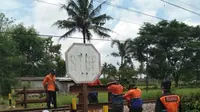 Petugas PT KAI Daop 9 Jember, Menutup Perlintasan Sebidang Tanpa Palang Pintu. (Istimewa)