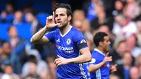 Gelandang Chelsea, Cesc Fabregas, merayakan gol yang dicetaknya ke gawang Crystal Palace. The Blues sempat unggul 1-0 pada menit kelima setelah Fabregas mencetak gol memanfaatkan umpan Eden Hazard. (AFP/Glyn Kirk)