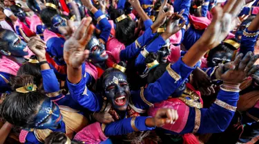 Sejumlah siswa sekolah menari jelang perayaan Festival Janmashtami di Mumbai, India (23/08). Perayaan tersebut menandai ulang tahun kelahiran Dewa Krishna. (REUTERS/Danish)