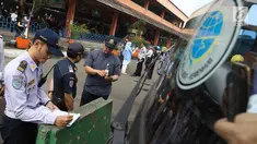 Petugas Dinas Perhubungan (Dishub) DKI Jakarta mengecek kesiapan angkutan mudik Lebaran di Terminal Kampung Rambutan, Jakarta, Jumat (8/6). Menurut Dishub, dari 37 bus yang dicek ada 26 dinyatakan tidak lulus uji kelaikan. (Liputan6.com/Immanuel Antonius)