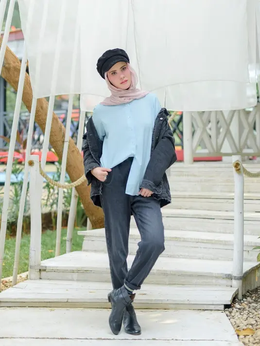 Pakai baret hitam, Angel Lelga tampil dengan kemeja biru dilengkapi jaket kulit serta jeans hitam. Gayanya semakin berkesan boyish dengan boots warna senada. (Liputan6.com/IG/@angellelga)