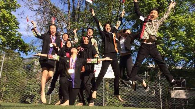 Pelajar Indonesia memborong beberapa medali sekaligus di International Conference of Young Scientist (ICYS) 2017 di Stuttgart, Jerman. Kredit Foto: Tim Indonesia di ICYS 2017