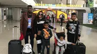 Striker PSM, Guy Junior, bersama keluarga sebelum terbang ke Kamerun untuk merayakan Natal 2018 dan Tahun Baru 2019. (Bola.com/Abdi Satria)