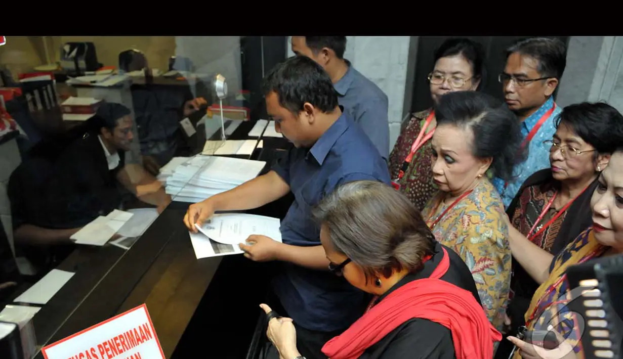 Beberapa aktivis perempuan lintas organisasi ini mendaftarkan uji materi (judicial review) ke MK (Liputan6.com/Panji Diksana)