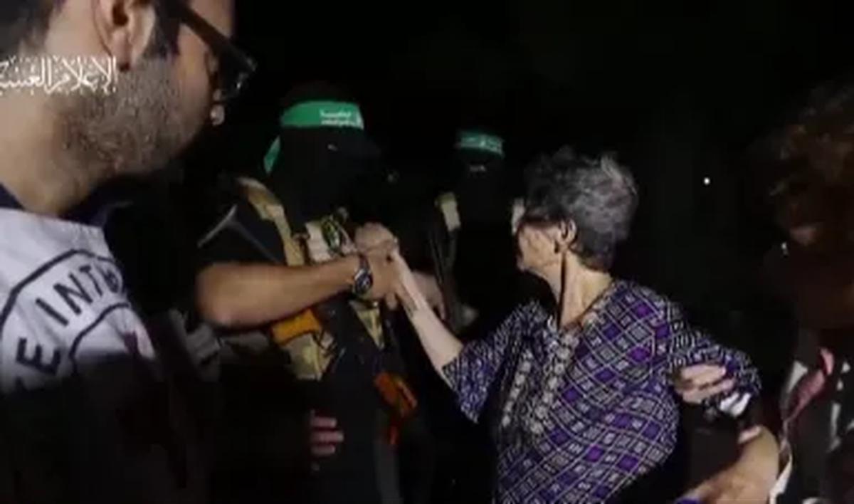 Momen wanita tua Israel memberikan salam perpisahan ke pejuang Palestina ketika dibebaskan ini sontak saja mencuri perhatian dunia.&nbsp;