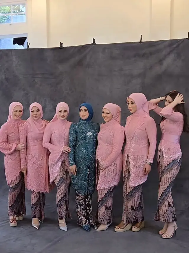 6 Gaya Tamu Seleb di Syukuran 7 Bulan Kehamilan Kedua Lesti Kejora, dari Geng Mamayu, Shireen-Zaskia Sungkar, hingga Aaliyah Massaid