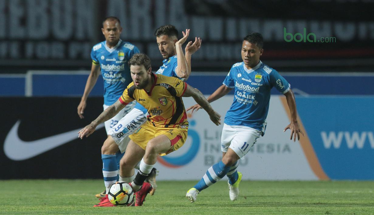 Pemain Mitra Kukar, Danny Guthrie berusaha melewati kepungan para pemain Persib Bandung pada laga Liga 1 Indonesia di GBLA, (8/4/2018). Persib Bandung menang 2-0. (Bola.com/Nick Hanoatubun)