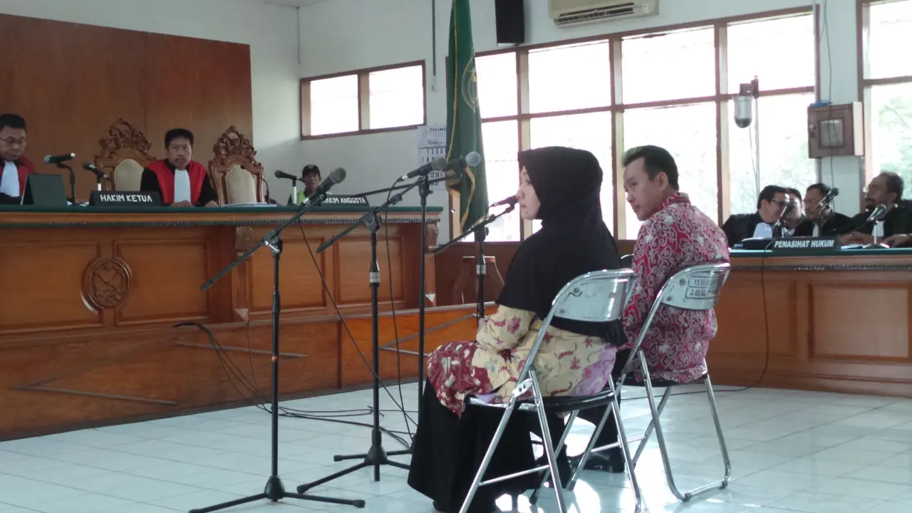Bupati Karawang Ade Swara dan istrinya, Nurlatifah 