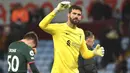 Alisson Becker. Kiper asal Brasil berusia 30 tahun ini didatangkan Liverpool pada awal musim 2018/2019 dari AS Roma dengan nilai transfer 62,5 juta euro. Kedatangannya langsung menggeser Simon Mignolet dari posisi kiper utama The Reds. Hingga kini Alisson Becker telah tampil dalam 208 laga di bawah mistar gawang Liverpool pada semua ajang dengan mencatat 93 kali clean sheet dan kebobolan 175 gol. (AP Photo/Rui Vieira)