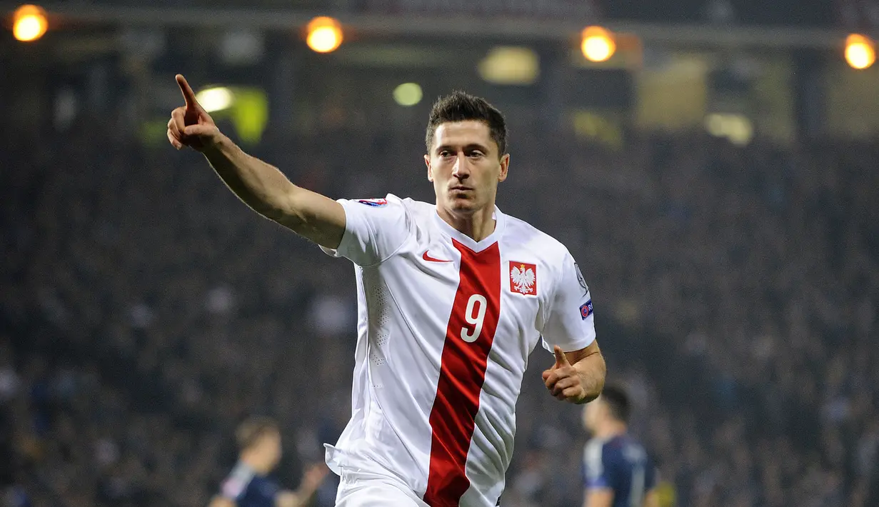 Robert Lewandowski mampu mebukukan waktu 1 menit 40 detik untuk mencetak gol pada pertandingan melawan Portugal pada Euro 2016. Sayangnya gol cepat ini tak dapat membawa Polandia menang dan harus tunduk ketika drama adu pinalti. (Foto: AFP/Andy Buchanan)