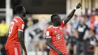 Baru lima menit berjalan, Bayern sudah unggul lewat penalti yang dicetak oleh Mane. Mantan bomber Liverpool itu sukses menjaringkan bola ke pojok atas gawang. (AP/Nick Wass)