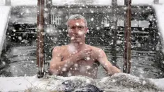 Seorang umat Kristen Ortodoks Rusia berendam dalam air es saat perayaan tradisional Epiphany di St. Petersburg, Rusia, Jumat (19/1/2024). (AP Photo/Dmitri Lovetsky)
