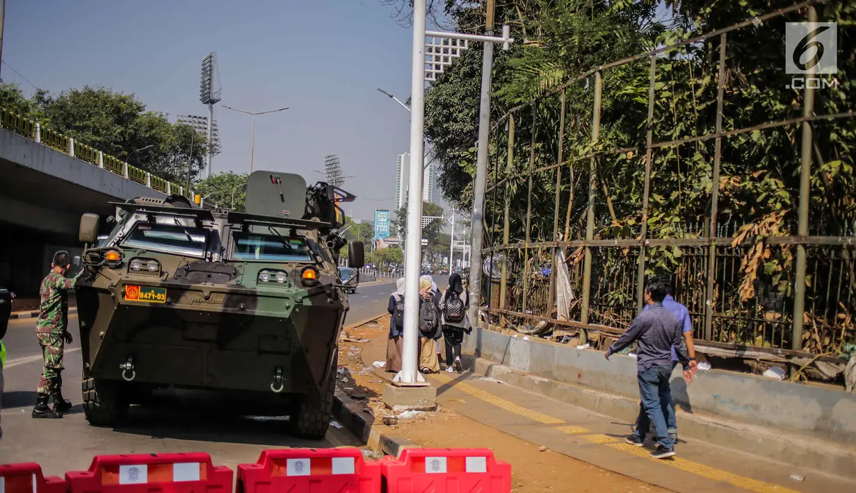 Mobil taktis barracuda TNI disiagakan di sekitar Gedung DPR/MPR RI, Jakarta, Selasa (1/10/2019). Pengamanan ekstra tersebut dilakukan jelang pelantikan anggota DPR RI periode 2019-2024. (Liputan6.com/Faizal Fanani)